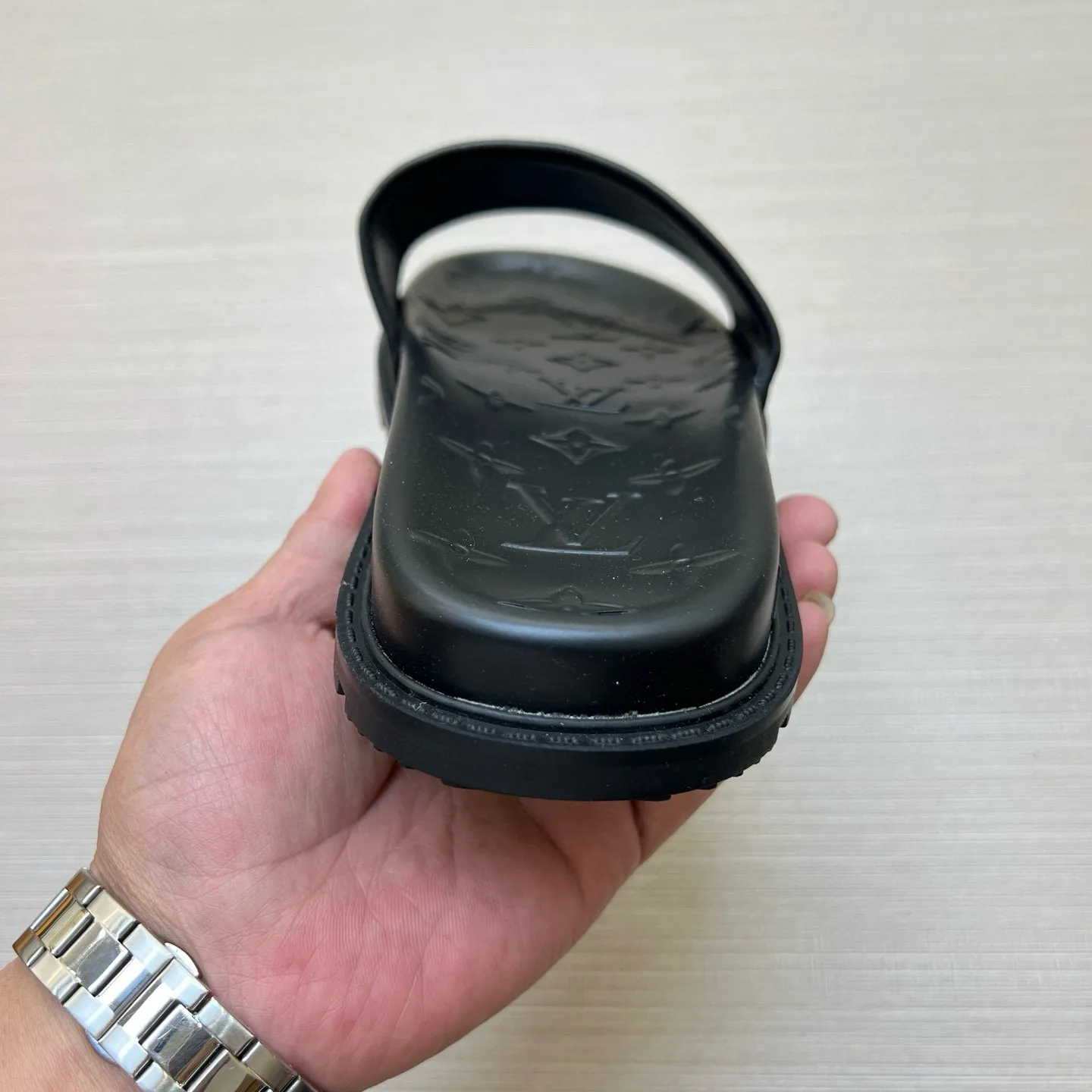 P270🏆Louis Vuitton 🏆[Louis Vuitton] Spring/Summer 2025 [Men's Flip Flops] 🎯🎯As an active family in the fashion industry ⭐ Lv is characterized by bold innovation ⚡Create this casual business style for Chinese fashionable men ✨The fabric is made of imported high-grade cowhide 🔥 Clean and neat ⚡Fashionable and elegant🌹Breathable, sweat-absorbent and deodorant👈So luxurious, high-end and domineering. 👍Must be sold if you repost the picture. Number of yards: 38--46. Color: 🎉 For large quantities. Welcome to repost.